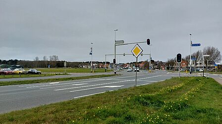 Kruispunt Egmonderstraatweg, Nieuwe Egmonderstraatweg, Heilooër Zeeweg en Tijdverdrijfslaan in Egmond aan den Hoef.