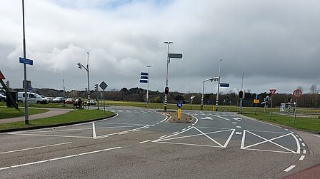 Kruispunt Egmonderstraatweg, Nieuwe Egmonderstraatweg, Heilooër Zeeweg en Tijdverdrijfslaan in Egmond aan den Hoef.